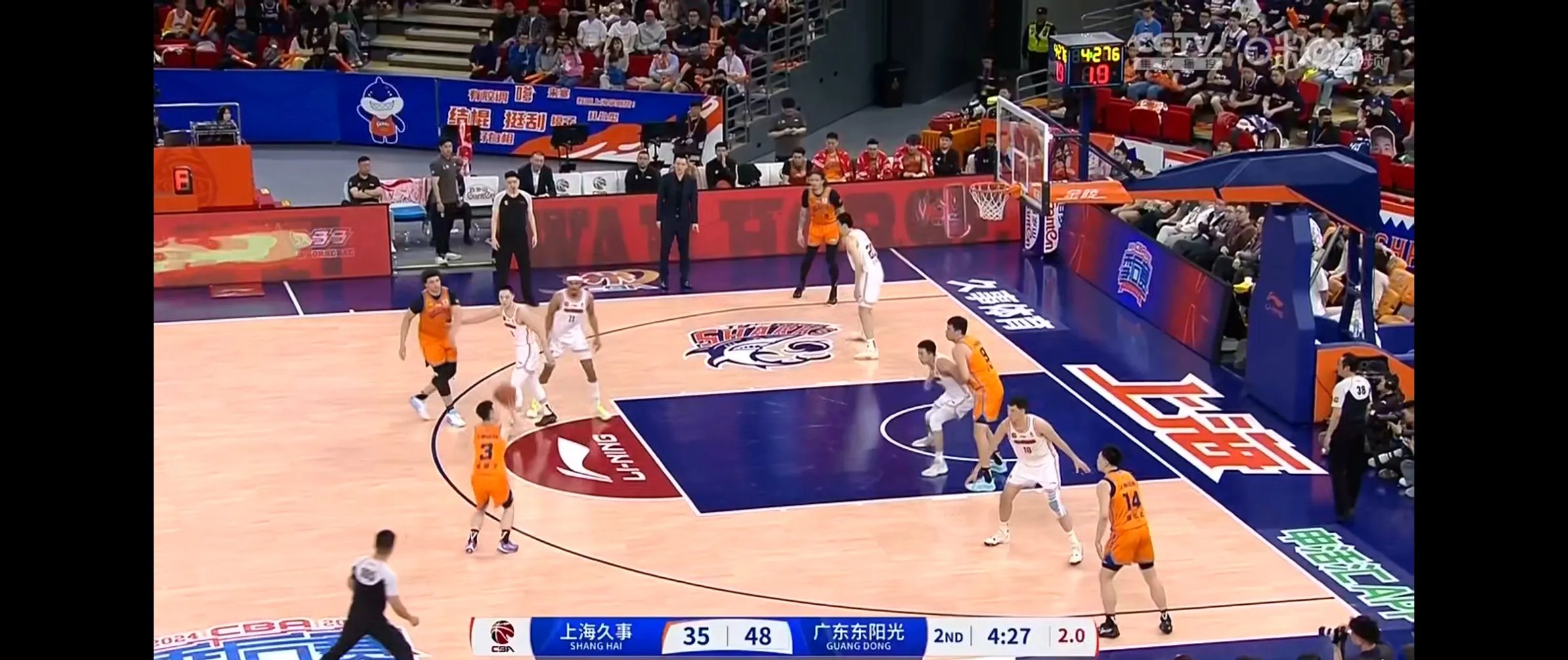 强队对决!刺激比赛引爆球迷热情,士气大振 强队对决!刺激比赛引爆球迷热情,士气大振