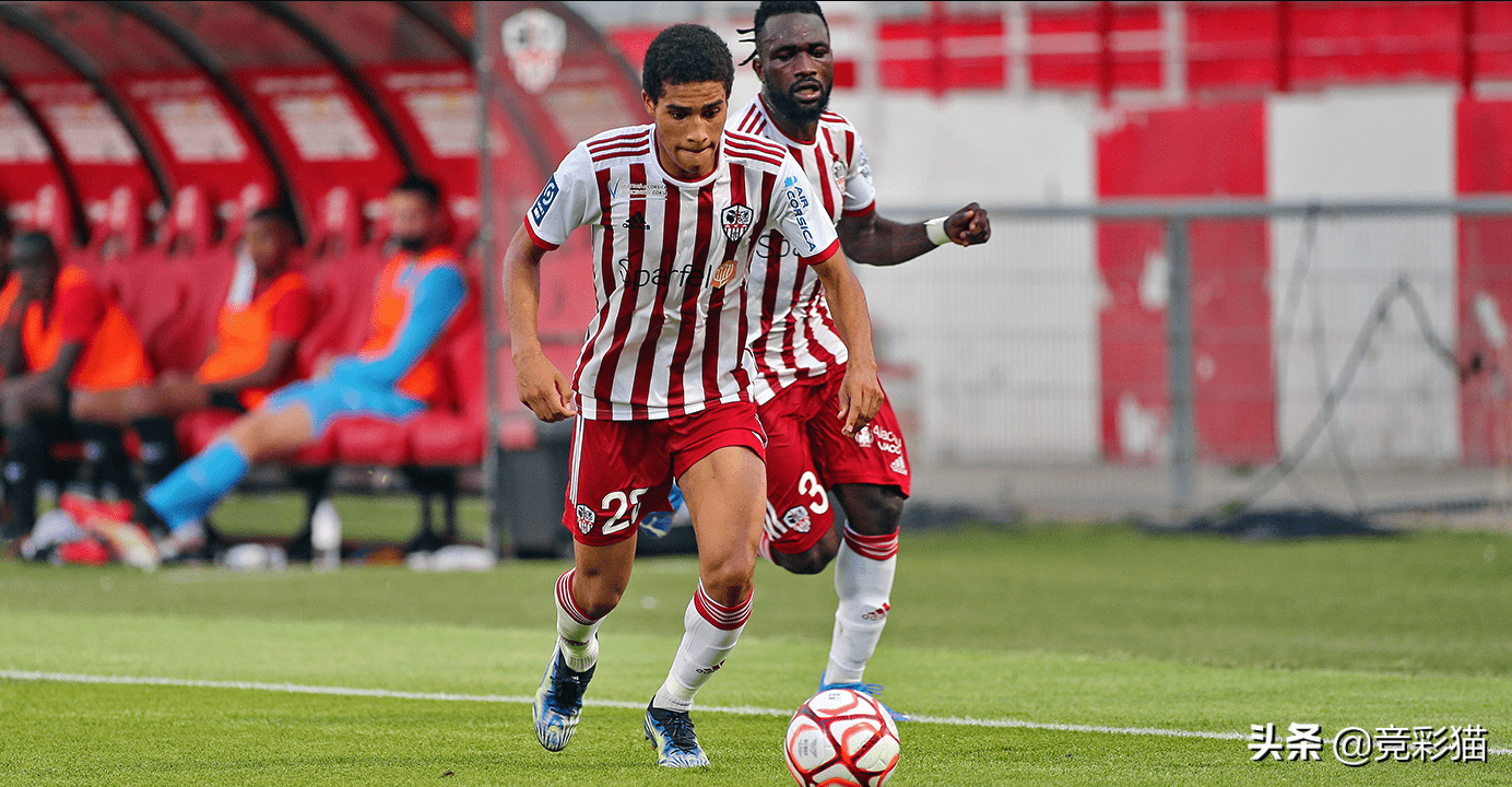 阿雅克肖球队主场取胜，反超积分榜，掌声雷动