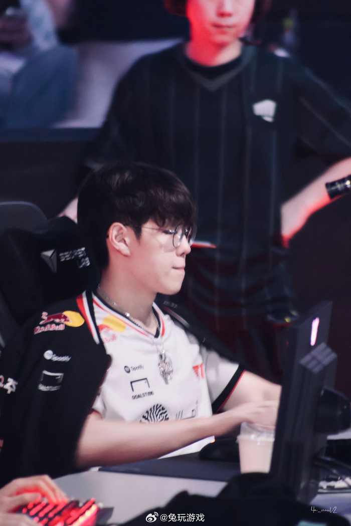 T1险胜FPX,Oner打出惊人五杀顶尖较量入围赛,强势挺进下一轮 T1险胜FPX,Oner打出惊人五杀顶尖较量入围赛,强势挺进下一轮