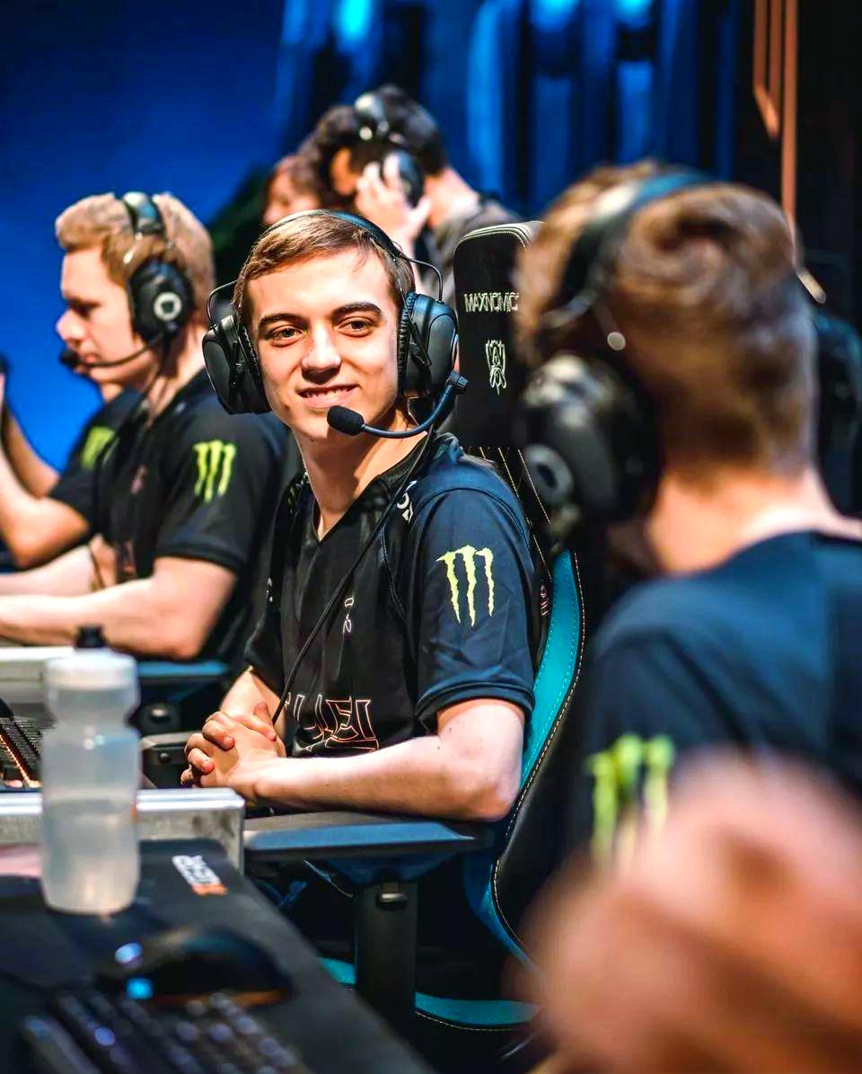 FNC力克FPX,Elk操刀奇招英雄翻盘宿敌对决入围赛,锁定晋级资格 FNC力克FPX,Elk操刀奇招英雄翻盘宿敌对决入围赛,锁定晋级资格