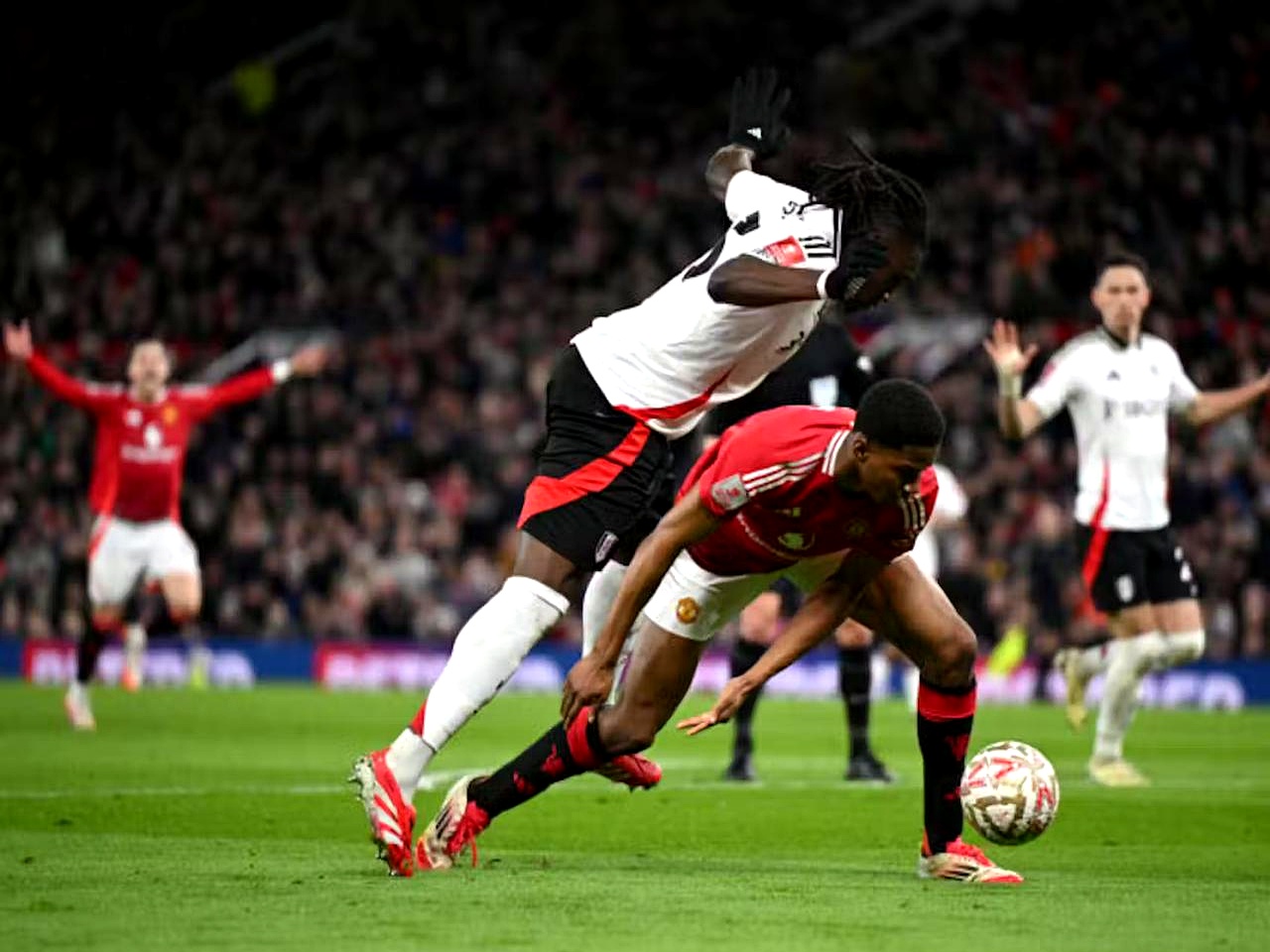 足球迎来宿敌之战，恩怨再续的简单介绍