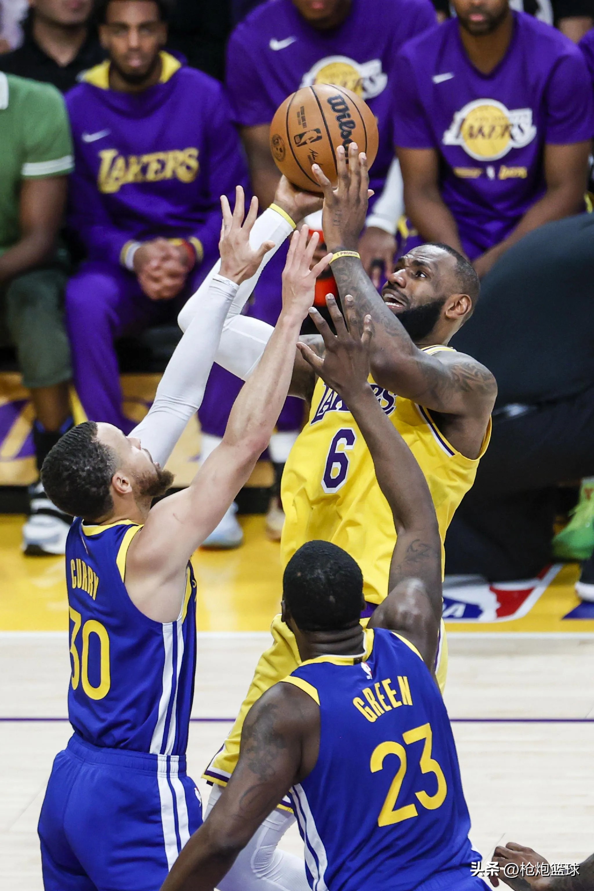 勇士碾压山东队,东契奇带队取胜 勇士碾压山东队,东契奇带队取胜